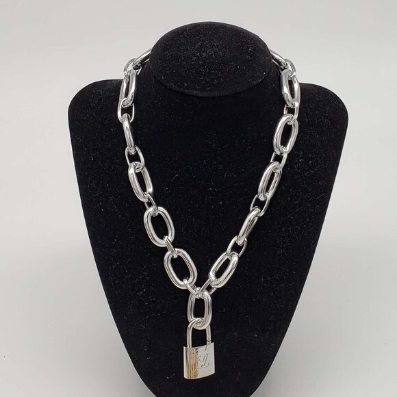 100% Auth Louis Vuitton Lock & Key with Unbranded Silver Plated Chain Necklace - Picture 2 of 5